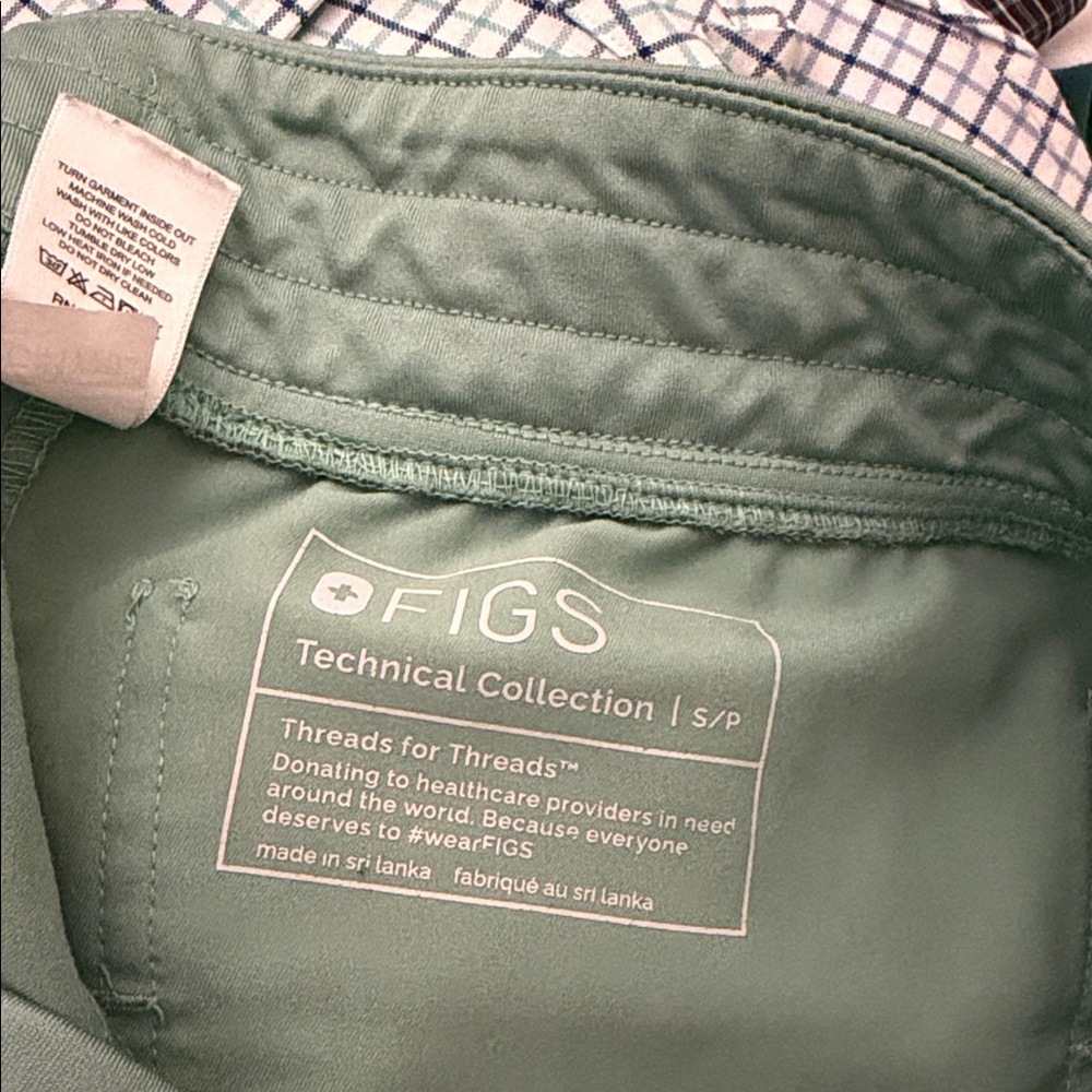Figs Hunter Green Scrub Ensemble - Picture 5 of 5